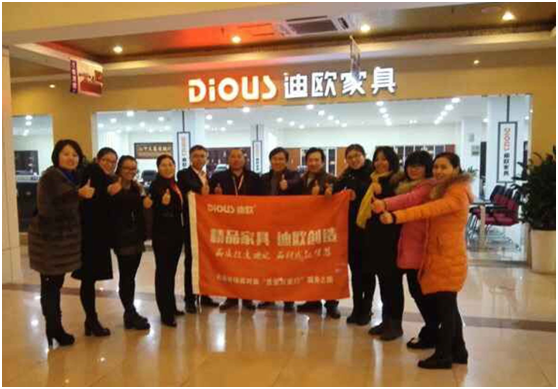 手机AV看片网站集團代表與蠡口專賣店合影