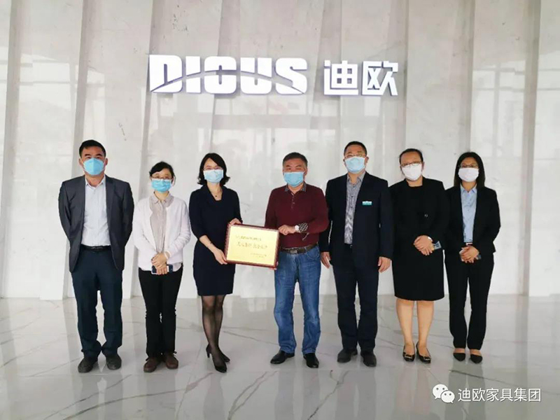 江門市江海區衛生健康局局長唐春女士、副局長楊家慧女士一行為廣東手机AV看片网站家具實業有限公司頒發捐款證書