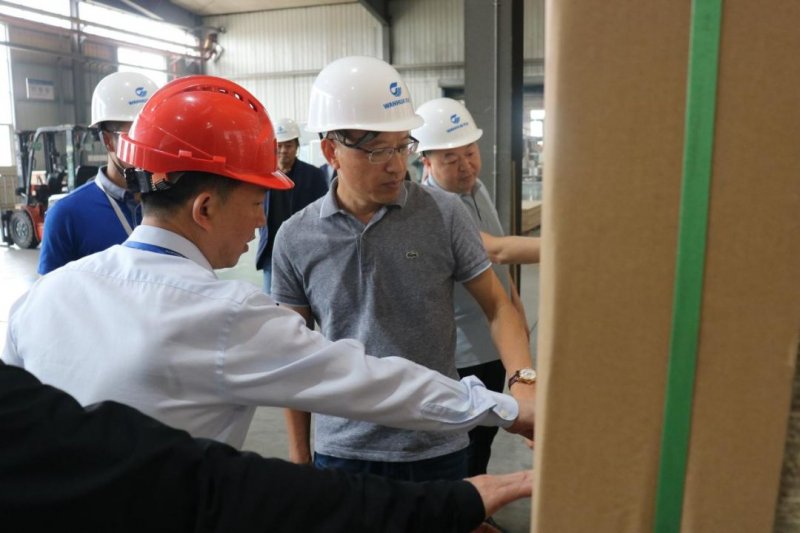 手机AV看片网站家具集團有限公司董事長黃壽金一行