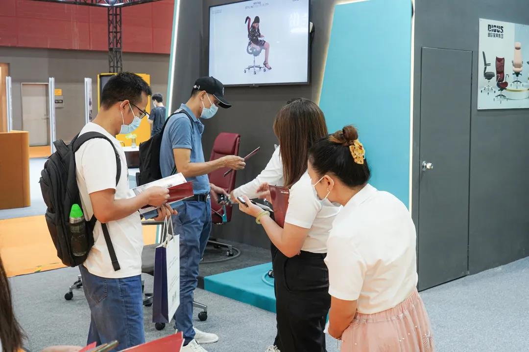 圖丨展位現場，目之所及皆是前來谘詢的客商，人氣指數爆棚