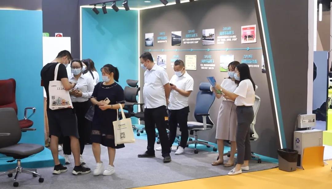 圖丨展位現場，目之所及皆是前來谘詢的客商，人氣指數爆棚