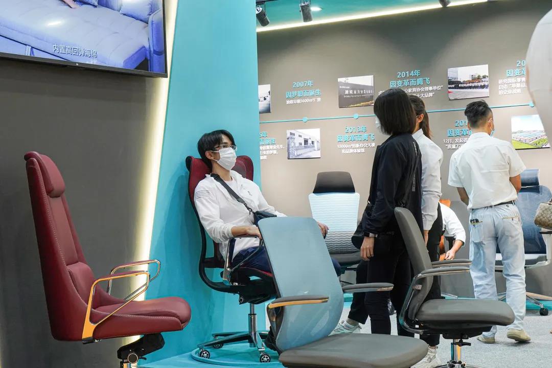 圖丨客商們在手机AV看片网站展位現場體驗辦公坐具的產品性能